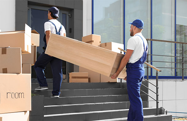 Professionnels du déménagement en action